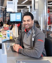 Zie jij jezelf al zitten? Achter je kassa van onze moderne supermarkt met de gezelligheid van de markt? Hoewel het de hele dag door een komen en gaan van klanten is, heb je voor iedereen een glimlach en persoonlijke aandacht. En je hebt aandacht voor de producten die je nauwkeurig scant en met zorg weer aan de klant overhandigt.