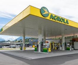 AGROLA Tankstelle in Gwatt (Thun), grosse Überdachung mit TopShop, mehrere Tanksäulen