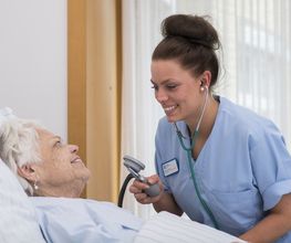 Die Pflege der Patientinnen und Patienten ist ein wichtiger Baustein während der Genesung. Unser multiprofessionelles Team handelt nach den neuesten pflegewissenschaftlichen Erkenntnissen.