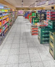 Getränke
Bei unserer sehr großen Auswahl an Getränken ist für alle etwas dabei. Ob du lieber Bier magst, einen edlen Wein oder Spirituosen wie Liköre, Gin, Rum oder Whiskey magst, wir bieten dir bei allen eine Vielfalt im Geschmack und bei den Herstellern. Daneben findest du reichlich alkoholfreie Getränke in den Regalen.