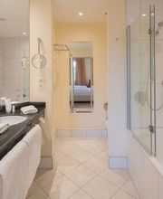 Guest room bath