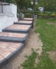 Treppenanlage mit Blockstuffen und Randsteinen