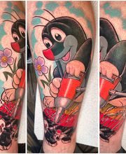 Buntes Comic-Tattoo eines fröhlichen Maulwurfs mit Presslufthammer, Blumen und zerbrochenem Boden.