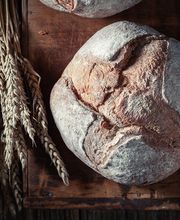 BACKWAREN
Allein der Duft ist Versuchung pur: Knusprige Frühstücks-Brötchen, noch warm aus dem Ladenofen – frischer geht‘s nicht! Möchten Sie sich eine Scheibe von herzhaftem Krustenbrot oder kräftigem Vollkornbrot abschneiden? Bei uns bekommen Sie es gebacken. Eine Sünde wert ist auch unser süßes Feingebäck. Und in der Pause zwischendurch gibt es einen herzhaften Snack. Dazu einen Coffee-to-go – und der Tag ist Ihr Freund.