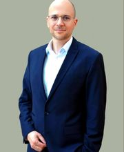 Geschäftsführer im Business-Outfit