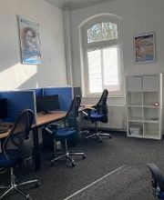 Schulungsraum mit mehreren Arbeitsplätzen