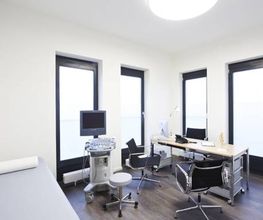 Eins unser modernen Behandlungszimmer in der Elborthopädie in Blankenese, Hamburg. Ausgestattet mit fortschrittlicher Medizintechnik, bietet eine angenehme Atmosphäre für unsere Patienten. Hier werden präzise Diagnosen und individuelle Behandlungen durchgeführt.