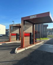 Profitez de notre service Drive rapide et pratique, situé juste à côté du centre commercial E.Leclerc. Commandez vos burgers, frites et boissons préférés en toute simplicité sans quitter votre voiture. Notre Drive vous permet d’emporter vos repas savoureux en un clin d'œil, idéal pour un repas rapide et de qualité. Que ce soit pour un déjeuner ou un dîner, le Drive Burger King à Clichy-sous-Bois vous offre une expérience rapide et efficace.