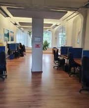 Schulungsraum mit Säule mittig im Raum. Links und Rechts mehrere Arbeitsplätze.