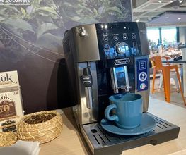 Nos broyeurs Delonghi et Jura sont branchés et prêt à utilisation pour toutes dégustations en magasin.