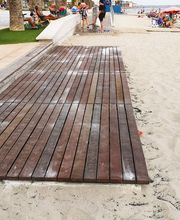 Nuestras pasarelas de playa están fabricadas con perfiles de plástico 100% reciclado / 100% reciclables, procedentes de residuos urbanos, industrial y doméstico; los que ofrecen innumerables beneficio