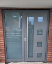 Aluminiumhaustür_mit_festem_Seitenteil_2.jpg