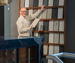 Materialberatung für exklusiven Innenausbau bei Möbel Schmitz in Trier. Wählen Sie aus edlen Stein-, Holz- und Oberflächenmustern für Ihre individuelle Küchenplanung und maßgefertigte Einrichtung.