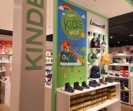 Auf dem Foto sieht man die Kinderabteilung der Deichmann-Filiale in Überlingen.