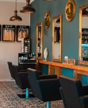 Willkommen im Haarstudio Jessica Senk in Berlin Köpenick! Unser modern eingerichteter Salon bietet Ihnen eine stilvolle Wohlfühlatmosphäre für erstklassige Haarschnitte, professionelle Colorationen und exklusives Styling direkt vor Ort.