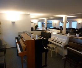 Ausstellung gebrauchte Klaviere im Pianohaus Kemp in Bielefeld