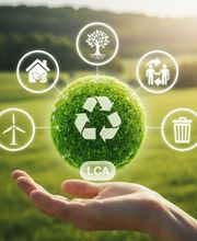 Dieses Bild visualisiert den Ansatz der Lebenszyklusanalyse (Life Cycle Assessment, LCA): Eine schwebende, grasbewachsene Kugel mit Recycling-Symbol steht im Mittelpunkt, umgeben von Piktogrammen für erneuerbare Energien, umweltfreundliche Gebäude, Ressourcenschonung, Abfallvermeidung und soziale Verantwortung. Vor dem Hintergrund einer grünen Landschaft zeigt das Motiv, wie Unternehmen mit LCA die Umweltauswirkungen ihrer Produkte ganzheitlich bewerten und Nachhaltigkeit messbar machen.