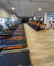Zona de cardio, con maquinaria variada: cintas, elípticas, máquina de escaleras...