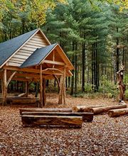 Der kunstvoll gestaltete Andachtsplatz im FriedWald Kamenz ist zentraler Ort des Erinnerns und Gedenkens.