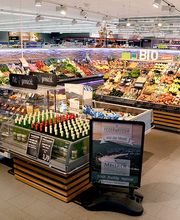 OBST- UND GEMÜSE
Bei Obst und Gemüse achten wir stets auf eine große Auswahl und auf viele regionale Produkte. Wir bieten ein sehr tiefes Sortiment, das mit großer Vielfalt brilliert. Eine Benebelungsanlage sorgt dafür, dass die Artikel länger frisch bleiben. Jeden Tag bedienen wir eine große Nachfrage, was zeigt, dass sich unsere Wertmaßstäbe auszahlen.