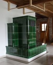 Ein Kachelspeicherofen verbindet traditionelle Handwerkskunst mit moderner Effizienz. Die Wärme wird sanft gespeichert und über Stunden hinweg gleichmäßig abgegeben.