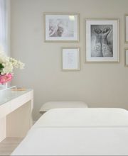 Modern eingerichteter Behandlungsraum für Physiotherapie und manuelle Therapie in Zollikerberg