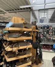 Lederwaren wie Geldbörsen und Taschen