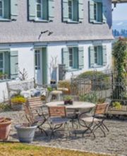 Eine elegante Jugendstilvilla direkt am Ufer des Bodensees. Erleben Sie eine spannende Symbiose aus Tradition und Moderne in einem Haus, das mit dem See lebt. Genießen Sie unbeschwertes Flair und herzliche Gastfreundschaft in einer einzigartigen Kulisse.