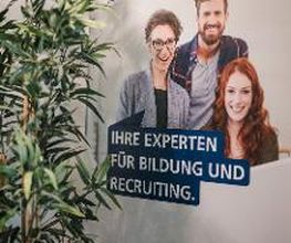 Ein Plakataufsteller auf dem steht WBS GRUPPE – Ihre Experten für Bildung und Recruiting.