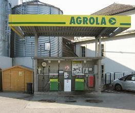 AGROLA Tankstelle in Echallens; zwei Tanksäulen und ein Zahlterminal; im Hintergrund Tankanlage
Station-service AGROLA à Echallens