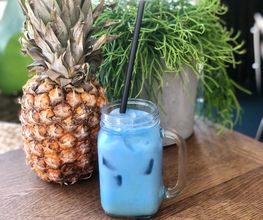 Best From Hawaii
eisgekühlte Kokosmilch mit blauer
Spirolina-Alge und Matchatee