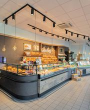 Bäckerei
Direkt im Eingangsbereich unseres Marktes begrüßt Sie die Bäckerei Groschupf aus Hainichen mit täglich frisch produzierten Backwaren. Verwöhnen Sie Ihren Gaumen mit luftigen Brötchen, herrlich fluffigem Baguette, verschiedenste Brotsorten sowie einer großen Auswahl an süßen Leckereien.