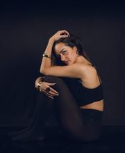 Kara Elizabeth Photography Künstlerisches Studio-Portrait – moderne Portraitfotografie in München mit starkem Ausdruck, Persönlichkeit und Eleganz.