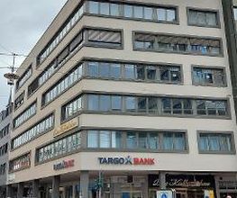 Ein Bürogebäude mit langen Fensterfronten.