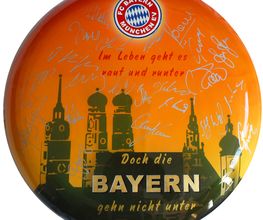 Reserveradabdeckplatte mit original Autogrammen von Uli Hoeneß, Ottmar Hitzfeld und weiteren 20 Spielern, inkl. Lothar Matthäus. Februar 20002000