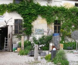 vor der Werkstatt und Galerie