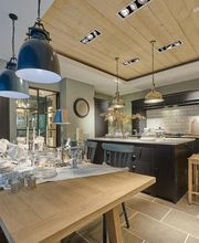 Die Küche von Thomas Homes verfügt über eine Kombination aus modernen und traditionellen Elementen, die Ihnen den besonderen Komfort und Gebrauchswert bieten.