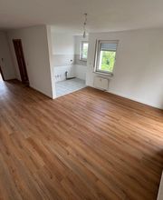 Komplettsanierung einer leerstehenden Wohnung – neuer Vinylboden, frisch verputzte Wände und Malerarbeiten. Küche und Wohnbereich offen gestaltet, bezugsfertig übergeben.
