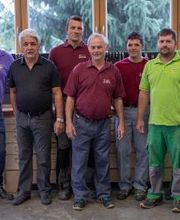 Jochen und Johann Lang mit dem Team aus der Werkstatt