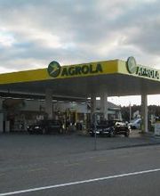 AGROLA Tankstelle in Bützberg mit TopShop. An Strasse gelegen. Autos unter Dach bei Tanksäulen.