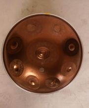 Du bist vom mystischen Klang der Handpan fasziniert und möchtest Dir Deine erste Handpan kaufen? Dann tauche ein in die Natur der Musik mit der Kita Pantam. Dieses Instrument ist eine reine Mischung aus zeitgemäßer Resonanz und präziser tonaler Balance und gehört mit zu den melodischsten Instrumenten die wir anbieten.
Du kannst die Kita Pantam im Handpan Showroom Frankfurt ausprobieren und kaufen oder bei www.Handpan.World online bestellen.