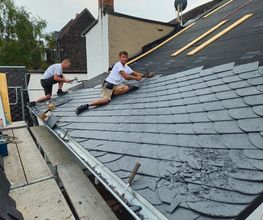 Professionelle Schieferdach-Eindeckung in Weißenthurm bei Neuwied und im Raum Mayen-Koblenz. Hochwertige Schieferarbeiten verbinden traditionelle Handwerkskunst mit langlebigem Witterungsschutz – fachgerecht ausgeführt vom erfahrenen Dachdeckermeisterbetrieb.