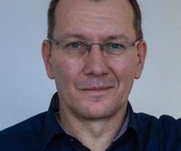 Portrait eines männlichen Mitarbeiters mit Brille. Fachleitung Bildung