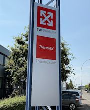 Firmenpylon mit den Marken EVO GmbH und ThermaEx.