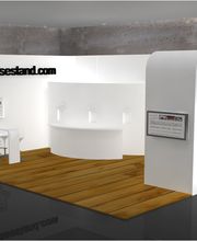 Exklusiver Messestand in weiß gehalten mit Dielenboden. Runde Empfangstheke, Stehtischmöbel und eine Vitrine für die Ausstellung der Exponate. Copyright: Dein Messestand