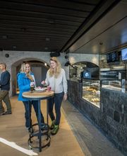 The Wall Bar Innenbereich mit Personen