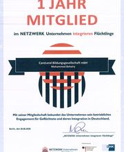 Die CareLend Bildungsgesellschaft mbH ist Mitglied im Netzwerk „Unternehmen integrieren Flüchtlinge“. Mit dieser Mitgliedschaft bekräftigen wir unser Engagement für die erfolgreiche Integration von Menschen mit Flucht- und Migrationshintergrund in den deutschen Arbeitsmarkt.
Als Bildungsträger und Spezialist für die Gewinnung und Qualifizierung internationaler Pflegefachkräfte begleiten wir Menschen auf ihrem Weg in Ausbildung, Beschäftigung und gesellschaftliche Teilhabe. Die Mitgliedschaft im Netzwerk unterstreicht unseren Anspruch, Integration aktiv zu gestalten und nachhaltige berufliche Perspektiven zu schaffen.
Durch unsere Arbeit leisten wir einen Beitrag zur Fachkräftesicherung im Gesundheitswesen und fördern gleichzeitig Chancengleichheit und gesellschaftlichen Zusammenhalt.