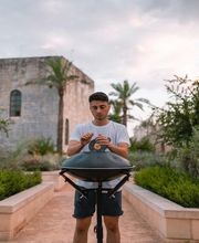 Du bist vom mystischen Klang der Handpan fasziniert und möchtest Dir Deine erste Handpan kaufen und erstmal auf ein günstiges Modell setzen? Mit unseren top Preis/Leistungs Black Magic Handpans bieten wir eine preiswerte Option, um auch mit einem kleineren Budget in die magischen Klangwelten der Handpan einzutauchen, ohne dabei auf eine gute Klangqualität oder vielseitigen Spielstil verzichten zu müssen.
Du kannst die Black Magic Handpan im Handpan Showroom Frankfurt ausprobieren und kaufen oder bei www.Handpan.World online bestellen.