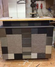 Martin Otto Thie Raumgestaltung Inh. Aline Sander e.K. renoviertes Möbelstück mit textiler Frontgestaltung und klarer Linienführung. Beispiel für kreative Raumlösungen und individuelle Oberflächenbearbeitung.