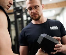 Personal Training Robert Reberger Professionelle Betreuung beim Hanteltraining für sichere Bewegungsabläufe und effektiven Muskelaufbau.